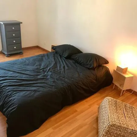 Quarto em Acomodações Particulares Jolie Maison, Calme Proche Des Commerces, Plan D'Eau Brûlon